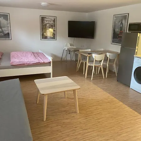 Red Travel Apartment Dvur Kralove nad Labem Exterior photo