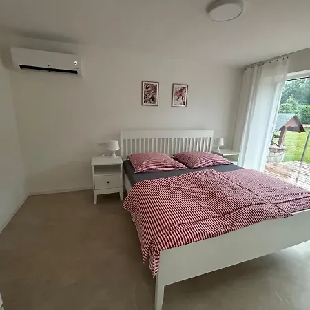 Red Travel Apartment Dvur Kralove nad Labem Exterior photo