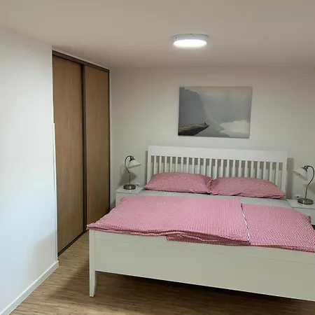 Red Travel Apartment Dvur Kralove nad Labem Exterior photo